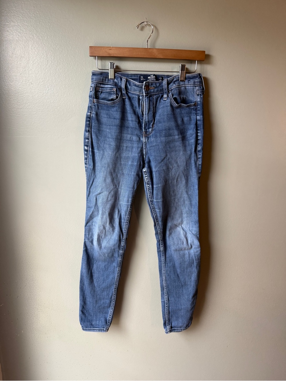 Hollister Women’s High-Rise Super Skinny Jeans Medium Wash Size 7R / 28
